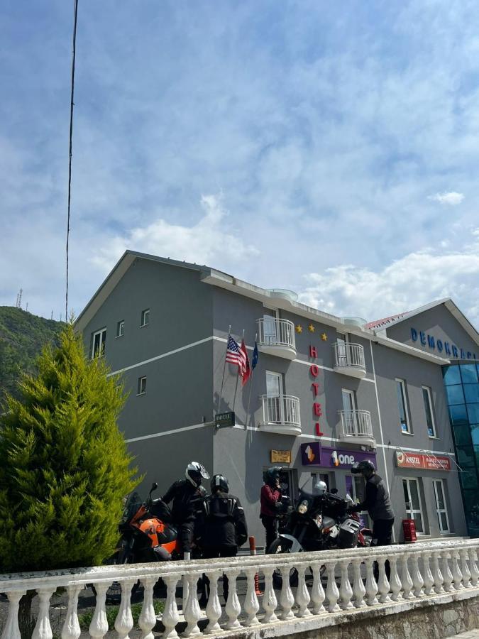 Hotel Demokracia Fushe-Arrez Extérieur photo